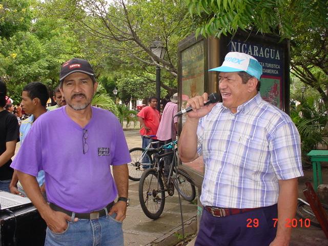 Oscar Moreira (canmisa a cuadros), dirigente UNE.jpg